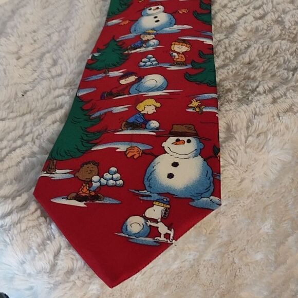 Peanuts Snoopy "The Perfect Snowman" Silk Christmas Tie - Picture 2 of 5